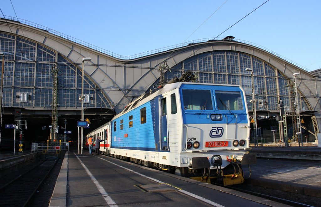 371 002-7 CD Knödelpresse im Hbf Leipzig mit dem CNL nach Prag 06.03.2011