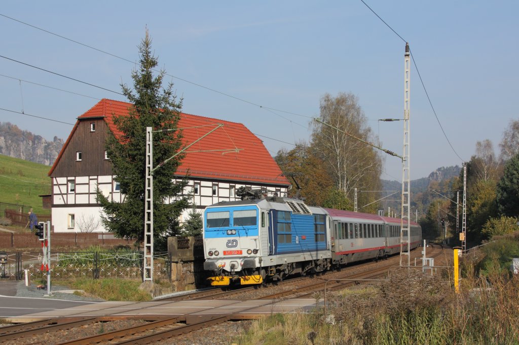 371 002-7 fhrt mit einem Eurocity durch Kurort Rathen in Richtung Bad Schandau. Fotografiert am 23.10.2010. 