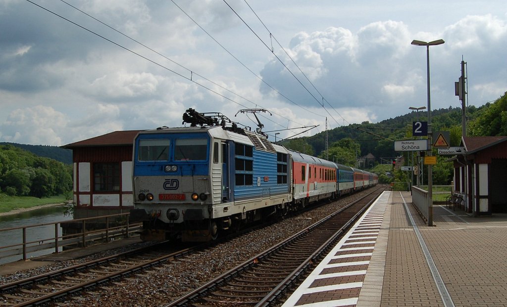 371 002-7 mit EC 176 Brno hl. N. - Hamburg Altona in Knigstein (Schsische Schweiz). 28.05.2011