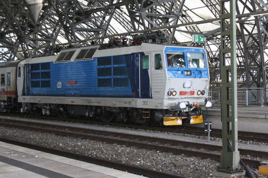 371 002 am 08.03.10 in Dresden(Hbf).