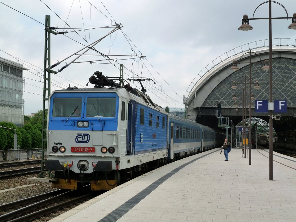 371 002 bei der Ausfahrt mit ihrem IC aus dem Dresdner Hbf.
7.5.12