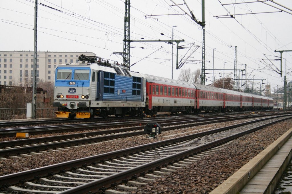 371 002 f�hrt aus Dresden-Hbf aus. 14.03.2010