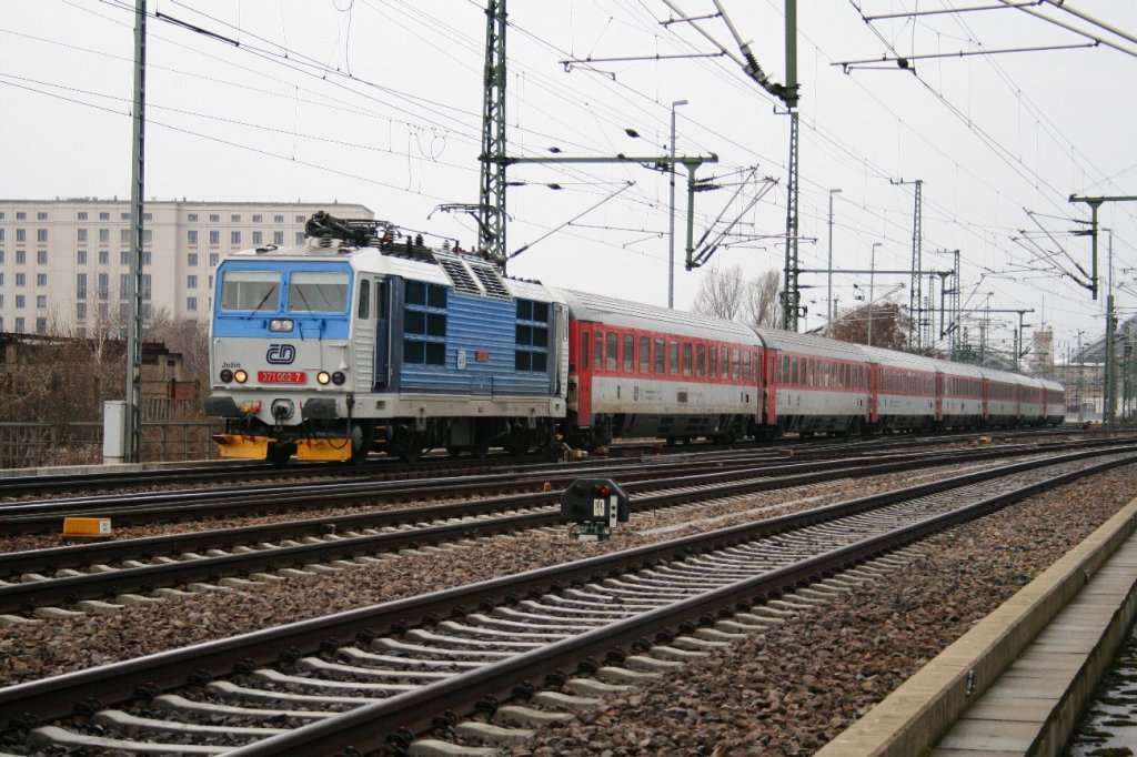 371 002 fhrt aus Dresden-Hbf aus. 14.03.2010