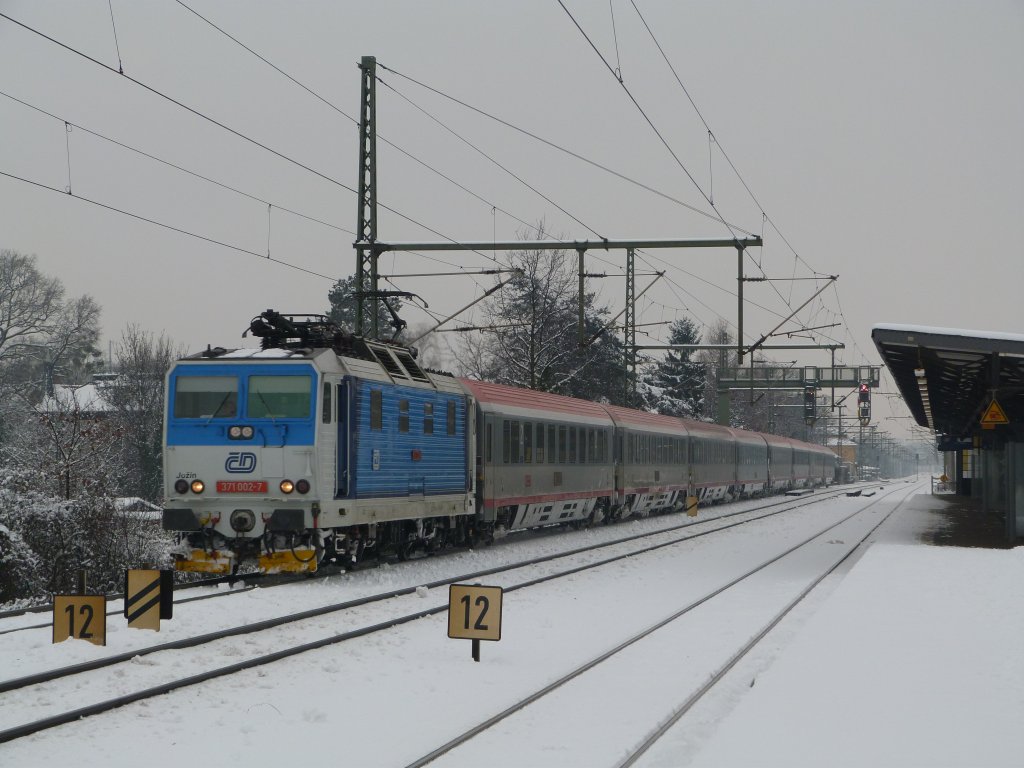 371 002 fuhr mit ihrem IC Richtung Prag am 24.02.13 durch Dresden Strehlen.