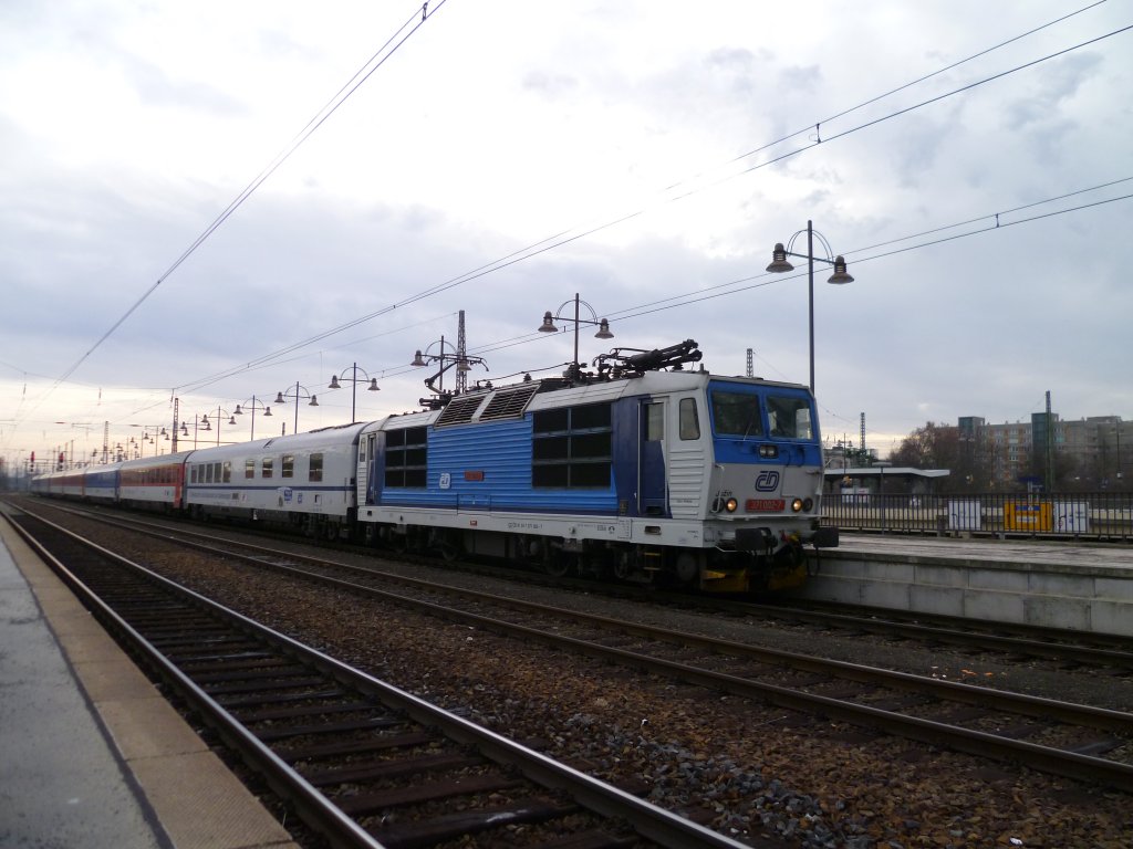 371 002 hier bei der Einfahrt in Dresden Hbf, am 01.01.13