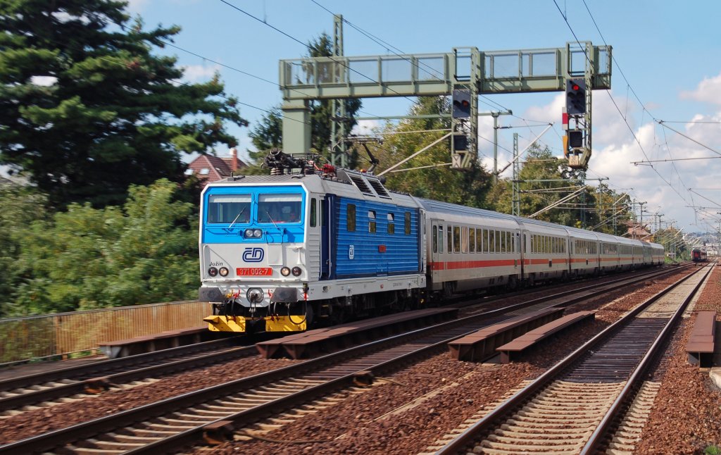 371 002 zieht am 30.09.10 den EC 175 vorbei am S-Bahnhof Dresden-Strehlen Richtung Bad Schandau.