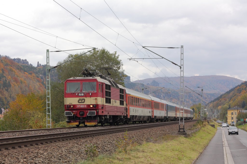 371 003-5 mit EC 378 nach Stralsund kurz vor dem Bahnhof Krippen im Elbtal. Fotografiert am 24.10.2010. 