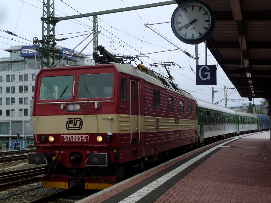 371 003 bei der Ausfahrt aus dem Dresdner Hbf. am 6.5.12.