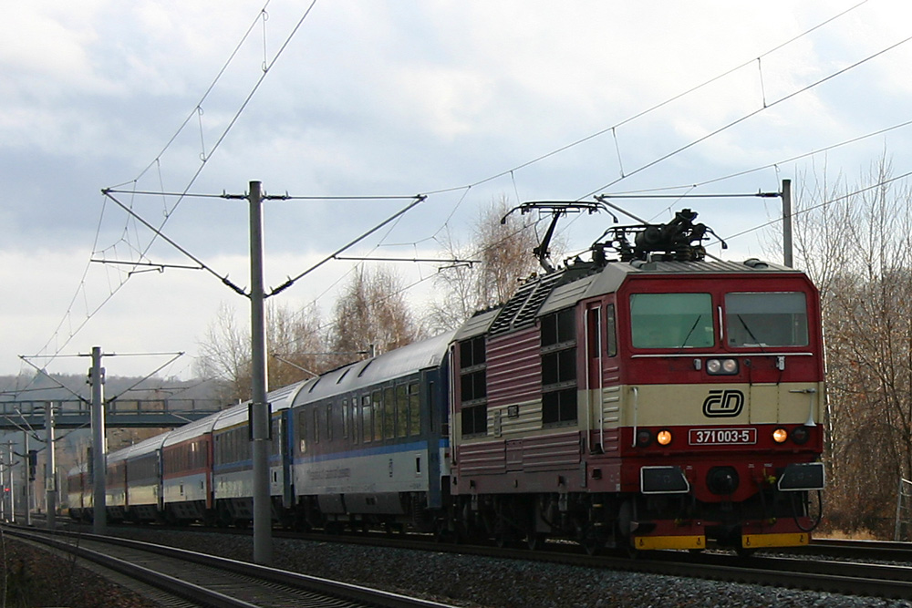 371 003 der CD fhrt mit dem EC nach Stralsund durch Heidenau-Sd in Richtung Dresden Hbf. 15.12.2011