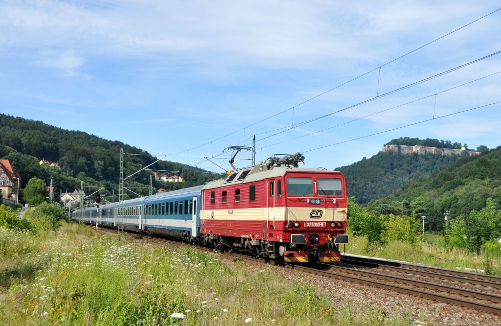 371 003 der CD mit EC 171 auf der Elbtalbahn Richtung Budapest.Aufgenommen bei Knigstein(Sachsen)am 19.7.2011