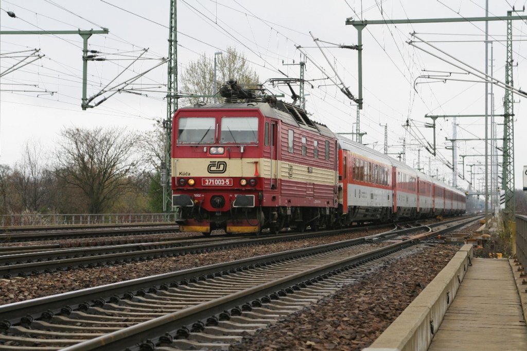 371 003 hat einfahrt in den Dresdner Hbf. 11.04.2010