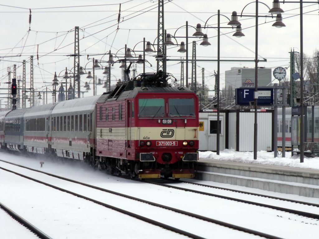 371-003 mit EC 174 Jan Jesenius, am 06.03.2010 in Dresden Hbf