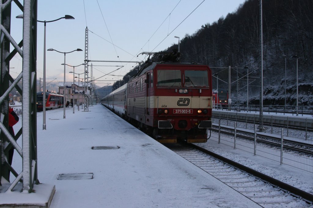 371 003 mit seinem EC am Haken bei seinem Planstop in Bad Schandau.27.11.2010.