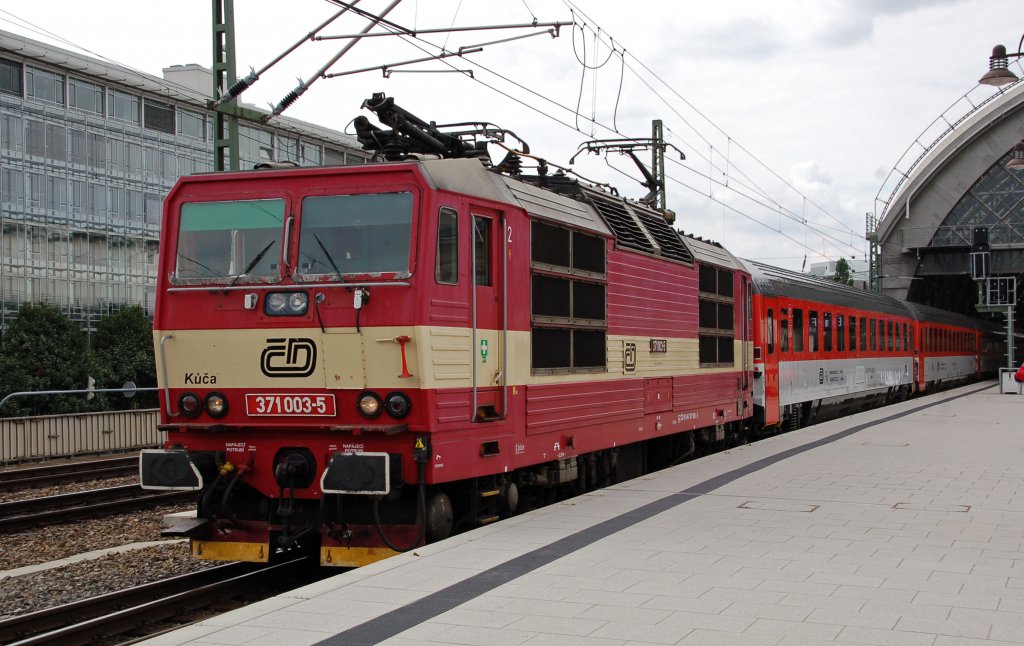 371 003 verlsst mit EC 177 am 30.07.10 den Dresdner Hbf Richtung Bad Schandau.