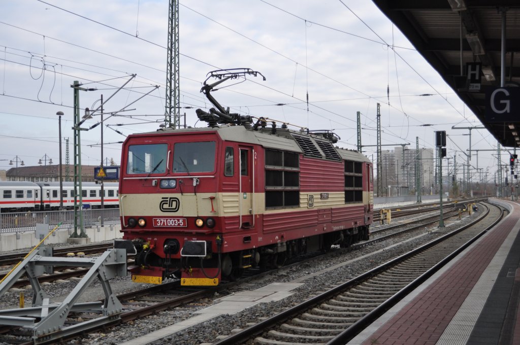 371 003 wartet auf den EC aus Berlin am 20.11.2011 in Dresden Hauptbahnhof