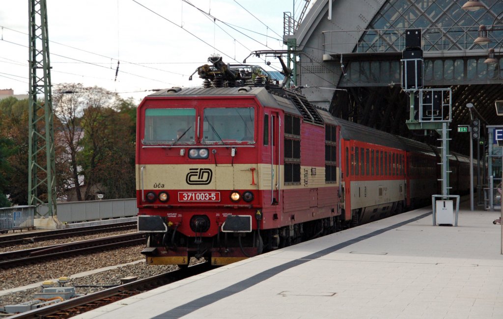 371 003 zieht den EC 177 aus dem Dresdner Hbf Richtung Bad Schandau. Fotografiert am 30.09.10.