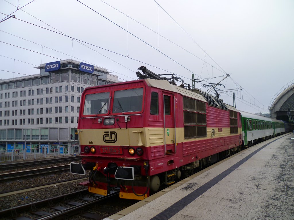 371 004-3 bei der Abfahrt nach Prag vom Hbf Dresden am 07.04.13