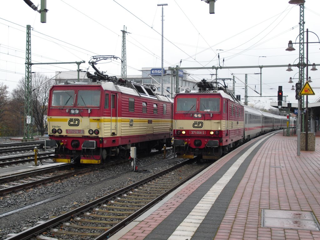 371 004-3 hat am 07.11.10 Ausfahrt aus dem Hbf Dresden, mit dem EC 175 nach Budapest Keleti-pu. Daneben steht 371 015-9 und wartet auf den nchsten EC. 