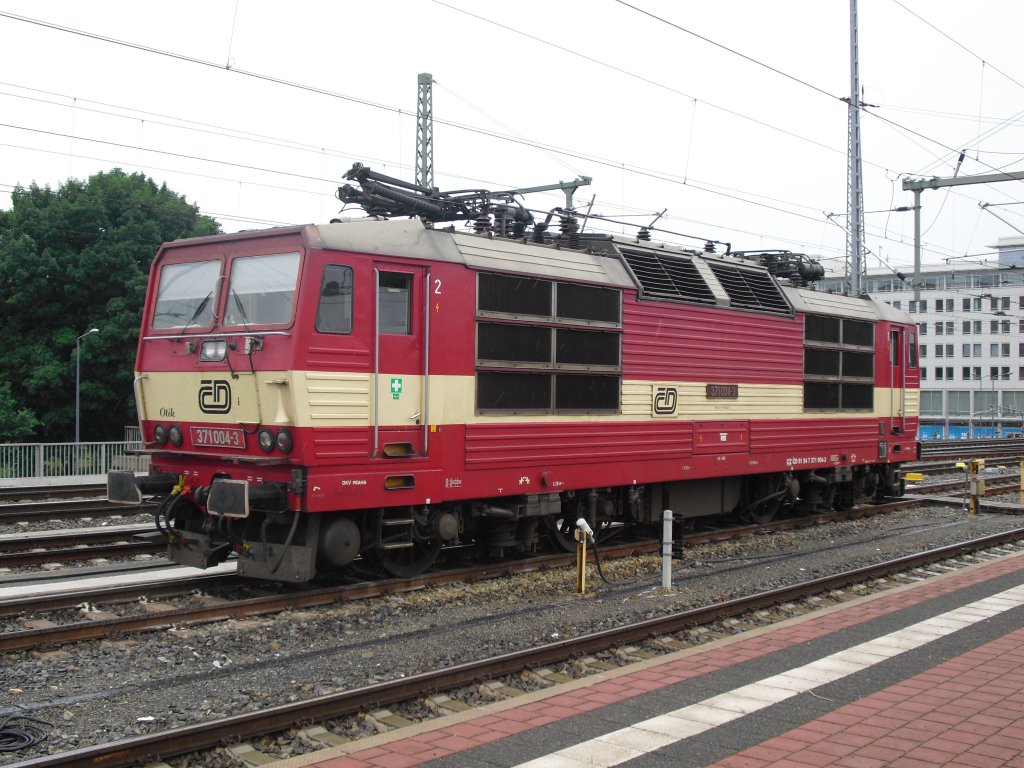 371 004-3 (Otik) steht am 18.07.10 im Hbf Dresden und wartet auf neue Aufgaben.