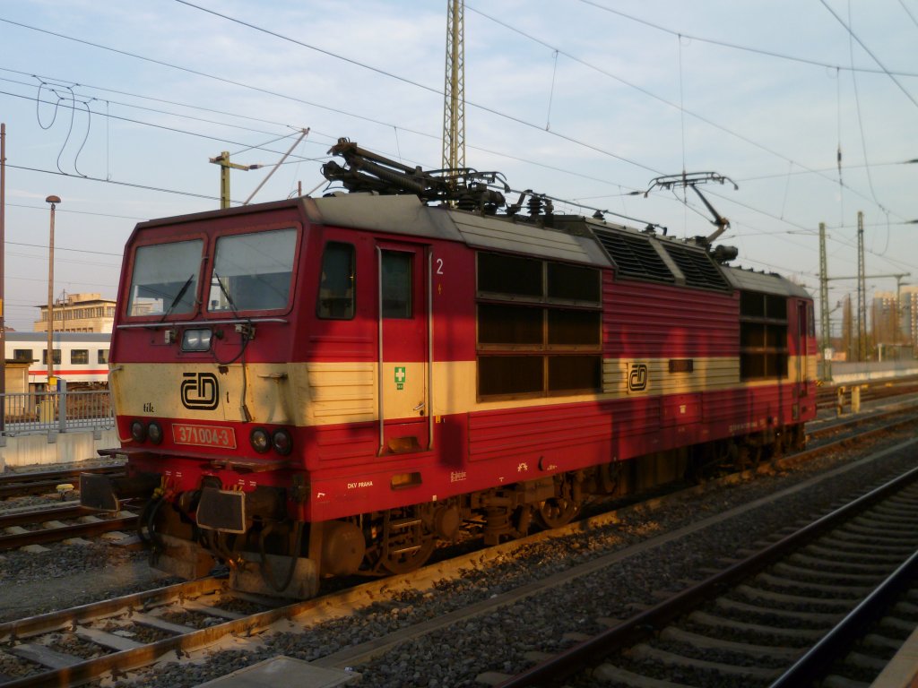 371 004-3 steht am 06.11.11 im Hbf Dresden in der langsam untergehenden Sonne.