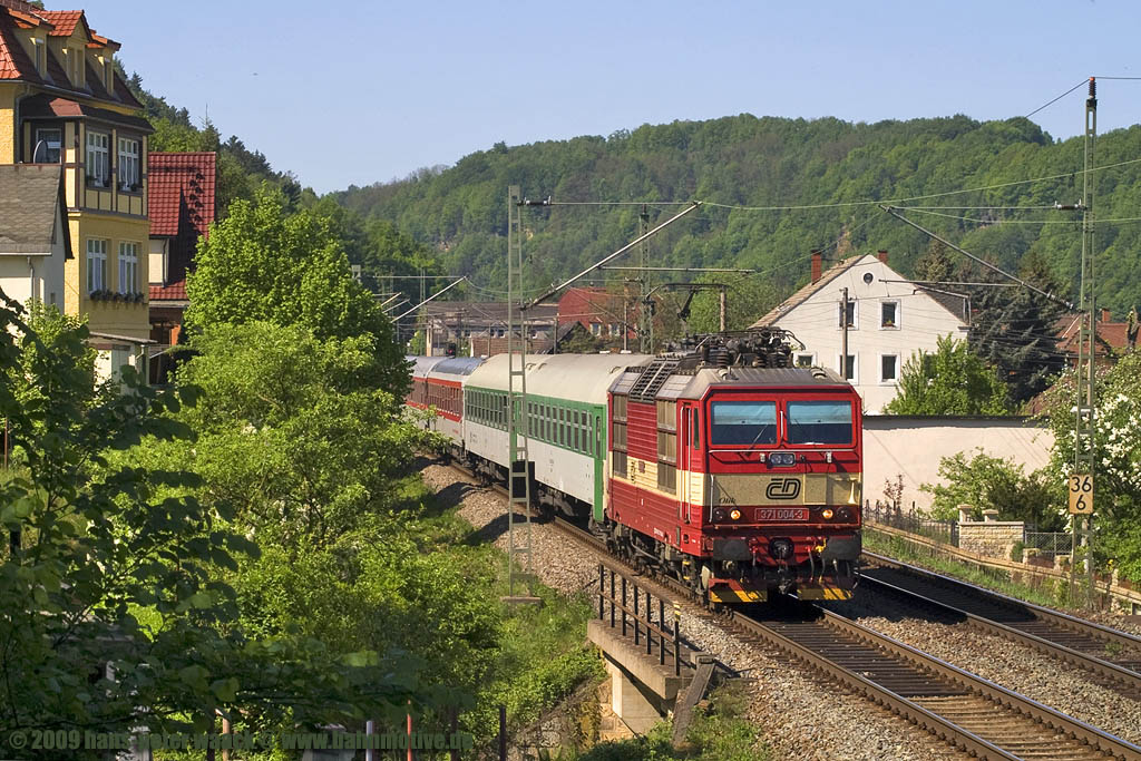 371 004 bringt an diesem 2. Mai 2009 einen Zug, der schon lngst vorbei gefahren sein sollte. So hat mich diese Garnitur mit tschechischen Wagen hinter der Lok an diesem Tag berrascht, denn ich hatte es auf eine S-Bahn abgesehen, die fotografiere ich ja am liebsten ...grrrrr... Der Gartenabfallhaufen, auf dem ich stehe und ohne den das Motiv nicht oder nicht so zu machen ist, lag in Ptscha-Wehlen.

