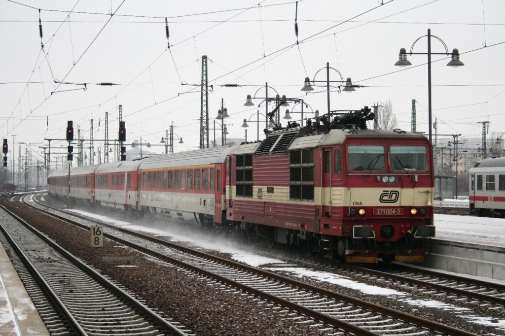 371 004 fhrt mit ihrem EC in Dresden-HBF ein.  07.02.2010