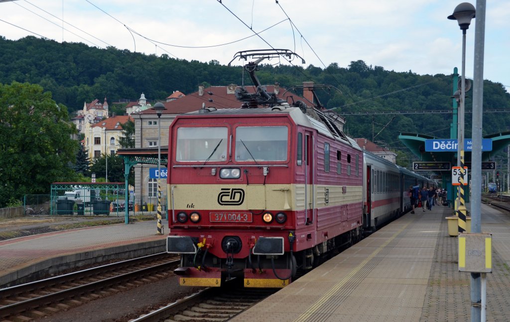 371 004 hat mit dem EC 175 Decin erreicht. Nach kurzem Aufenthalt setzt Otik seine Fahrt mit dem EC Richtung Prag fort.