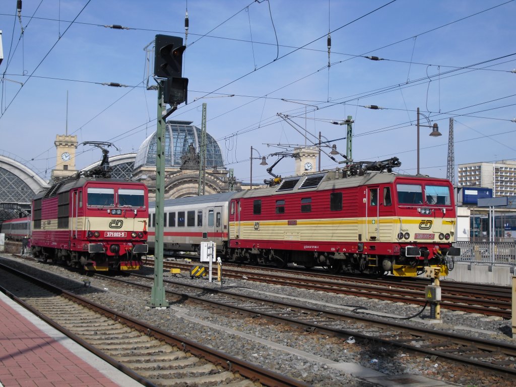 371 005-0 bei der Ausfahrt in Dresden Hbf nach Budapest-keleti pu am 03.04.11. Daneben steht 371 003-5 und wartet auf neue Aufgaben.