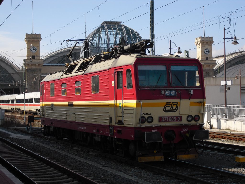 371 005-0 (Pepin) steht am 28.03.10 im Dresdner Hbf.