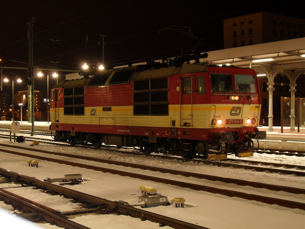 371 005-0  Pepin  wartet bei frostigen Temperaturen in Dresden Hbf auf die Ankunft des EC 179 nach Prag. 14.02.2010