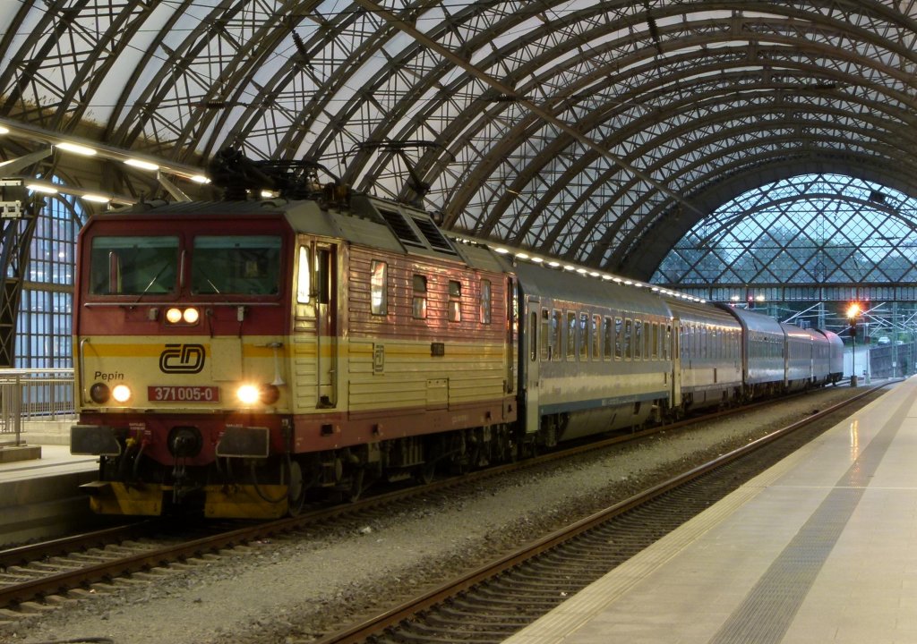 371 005-0 szeht mit einem CNL am 16.07.2012 in Dresden