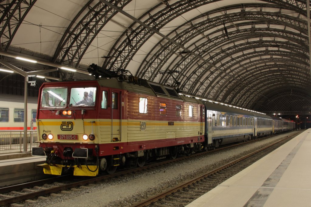 371 005-0 wartet mit EN 477 von Berlin nach Budapest in Dresden Hbf auf die Abfahrt. Fotografiert am 11.02.2011. 