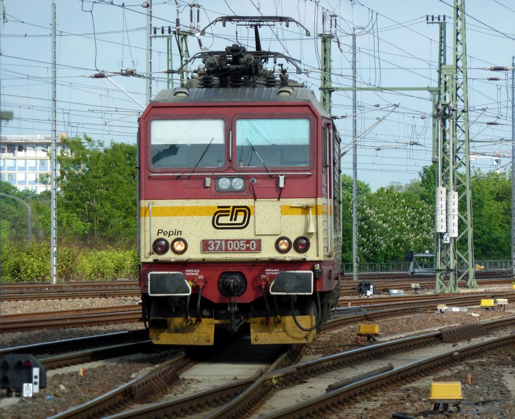 371 005 fhrt auf ihr Abstellgleis um den nchsten IC abzuwarten, welchen sie wieder Richtung Tschechien bringen wird.
Dresden Hbf 7.5.12