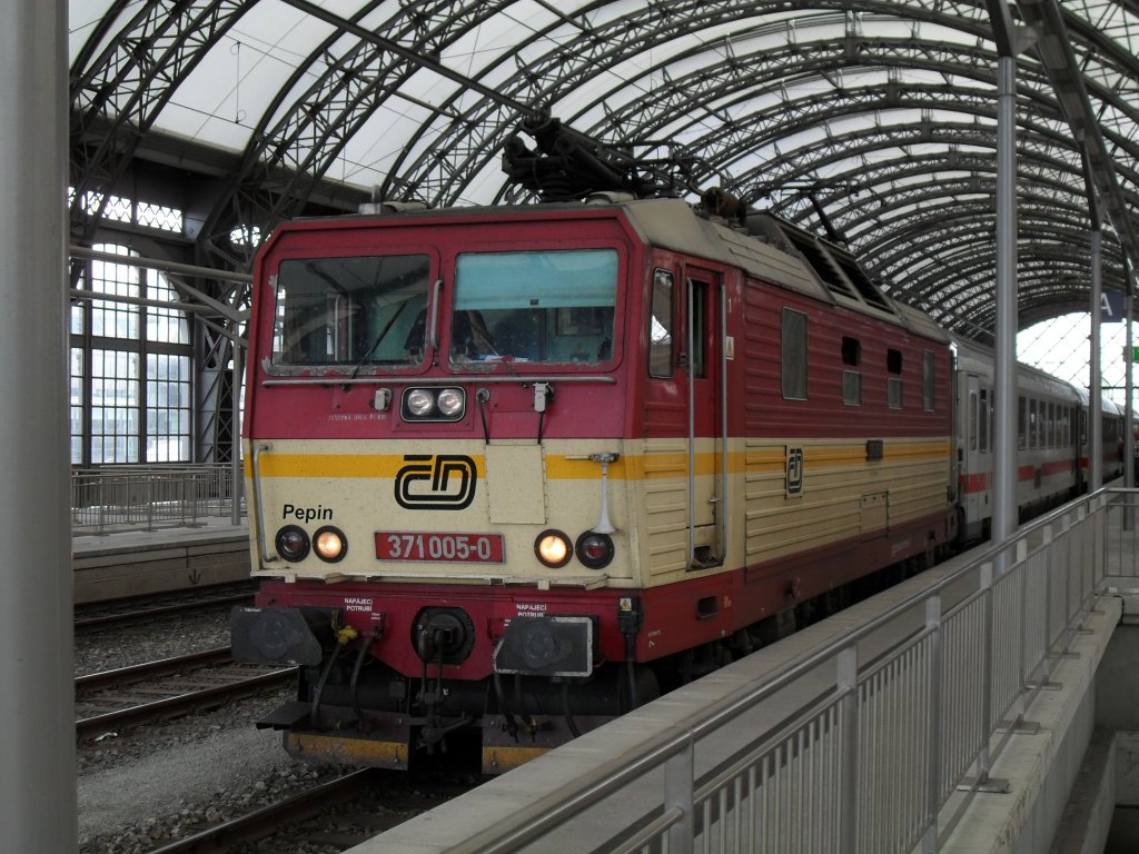 371 005 mit Namen  Pepin  kam am 08.September versptet mit Eurocity 174 aus Budapest in Dresden Hbf an.