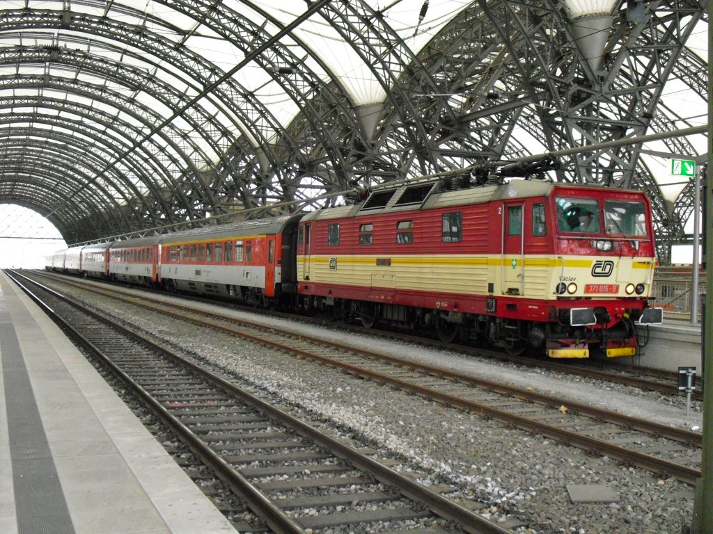 371 015-9 brachte am 07.11.10 den EC 378 (Strahlsund) in den Hbf Dresden.