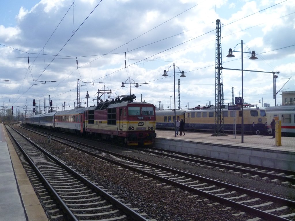 371 015-9 bringt am 01.04.12 den EC nach Stralsund, hier in Dresden Hbf.