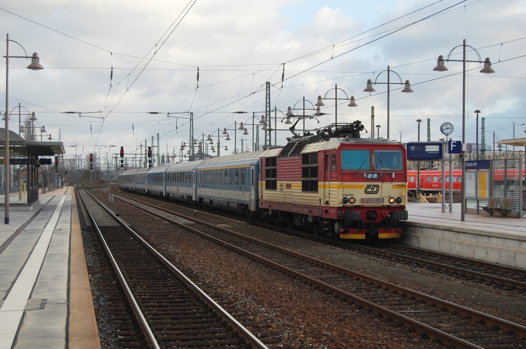 371 015-9 mit EC 174 Budapest-Keleti pu - Hamburg-Altona   am 15.01.2012 in Dresden Hbf