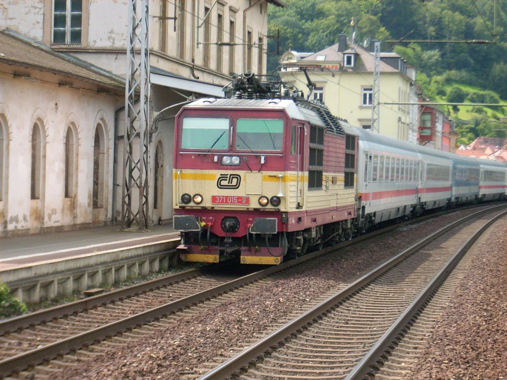 371 015-9 mit EC bei der Durchfahrt im Bahnhof Knigstein am 08.08.2009.