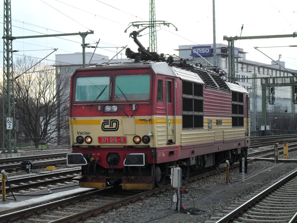 371 015 am 03. Mrz 2010 in Dresdner Hauptbahnhof.
