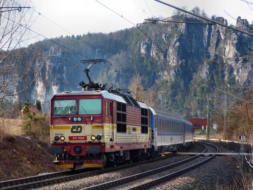 371 015 fhrt ihren EC Richtung Schna am 7.4.13 durch Strand bei Rathen.