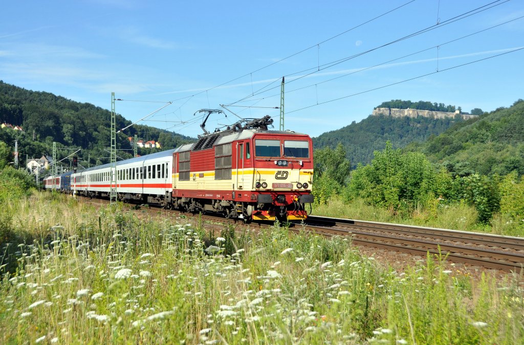 371 015 Vaclav der CD mit D 61459 auf der Elbtalstrecke in Richtung Prag bei Knigstein(Sachsen)am 19.7.2011.
Sollte Zugnummer falsch sein bitte ich um Nachricht:-))