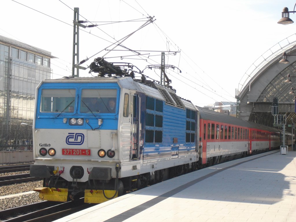 371 201-5 (Gottlieb) ex 180 001 mit dem EC 177 von Dresden nach Budapest-Keleti pu, am 28.03.10.