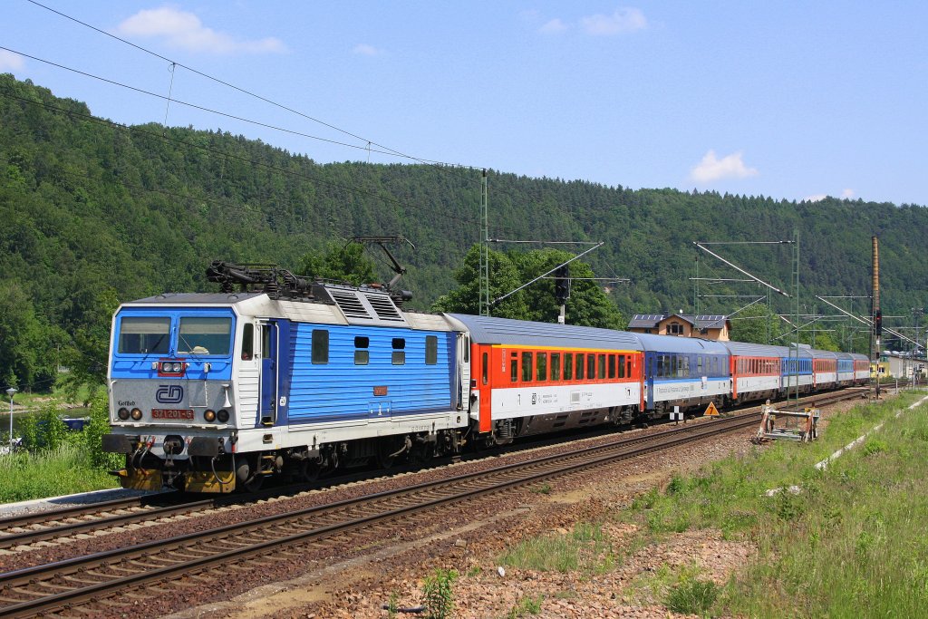 371 201-5 zieht am 22.05.'11 ihren EC am ehem. Gterbahnhof Knigstein/Elbe vorbei