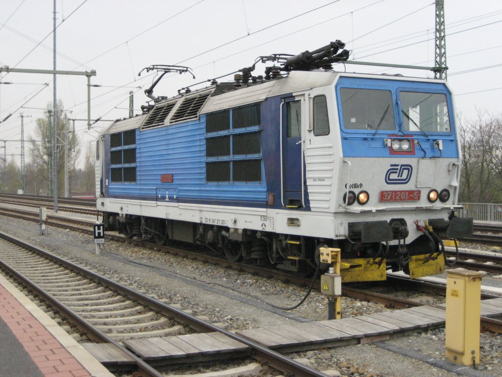 371 201 hat einen EC aus Dresden gebracht und wartet auf neue Aufgaben.Prag(Hbf.)12.04.2011.