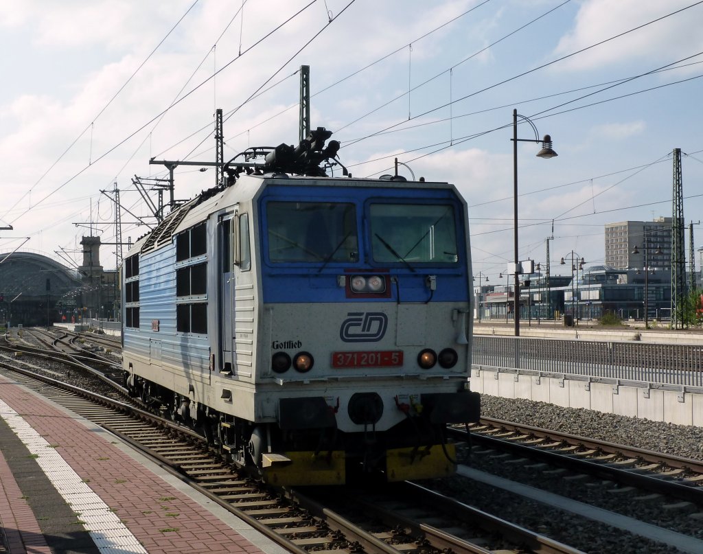 371 201 steht bereit um den IC aus Hamburg in Richtung Tschechien zu bernehmen.
7.5.12 Dresden Hbf