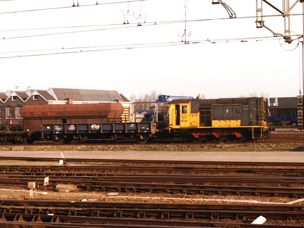 371 auf Bahnhof Amersfoort am 25-03-1998.