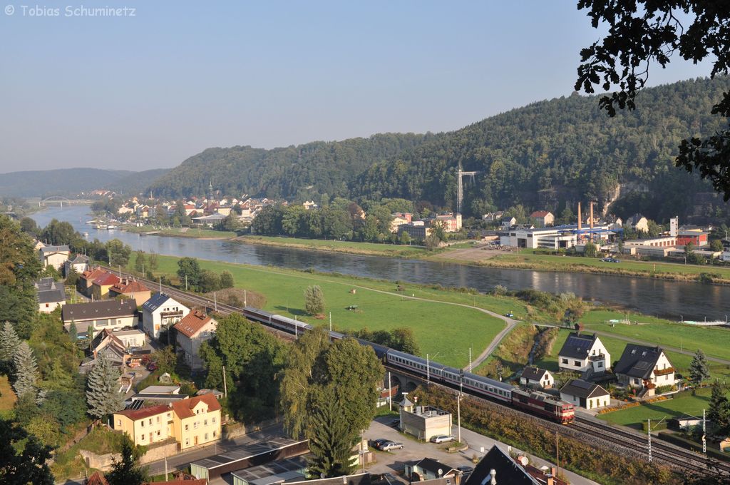 371 XX4 mit CNL 459 „Canopus“ von Zrich HB nach Praha hl.n. am 18.09.2012 in Krippen