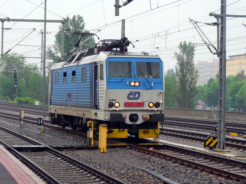 371.201-5 im Mai 2012 in Dresden Hbf