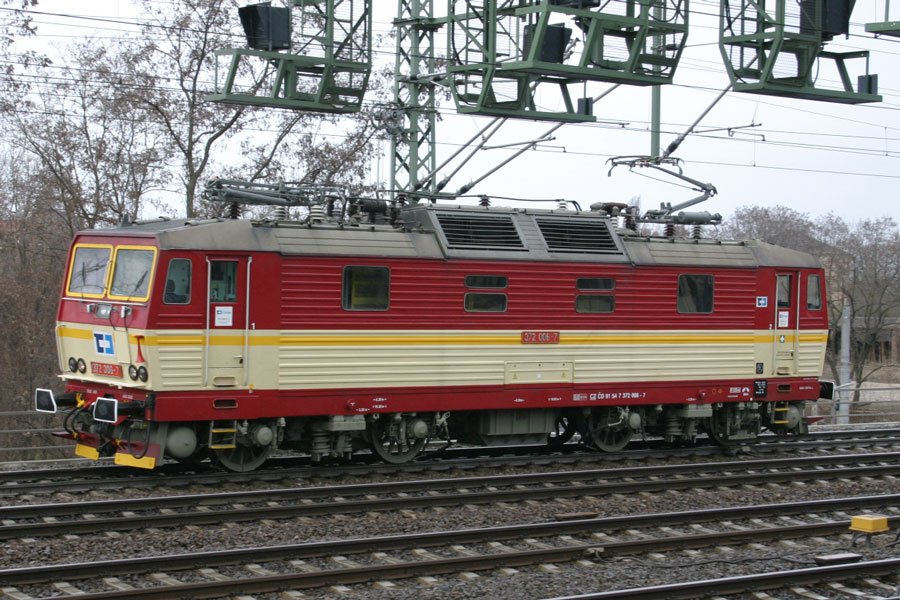 372 006-7 der CD Cargo aus Dresden-Friedrichstadt kommend durchf�hrt den Haltepunkt Freiberger Stra�e, 29.03.2010