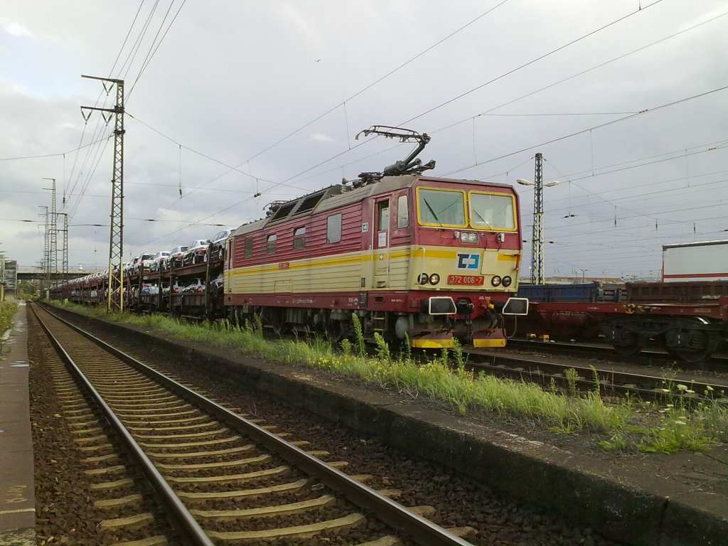 372 006 fhrt grade in den Gterbahnhof Dresden Friedrichstadt ein aus Richtung Tschechien kommend.
Im Schlepp hat sie Skodas (Neuwagen)
Dresden 28.08.10